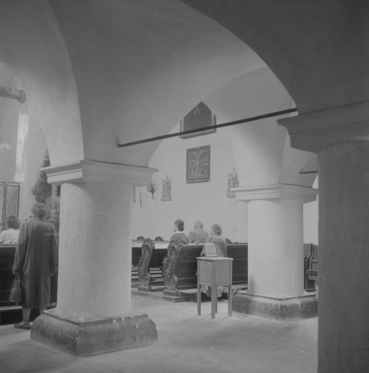 zespół kalsztorny - kościół: wnętrze, filary podrzymujące chór muzyczny, skan 1