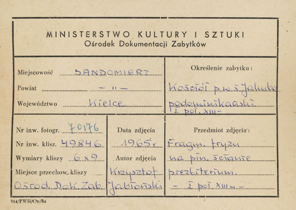  Zespół klasztorny Dominikanów - fragment ceramicznego fryzu na elewacji płn. prezbiterium kościoła - metryczka, skan 1