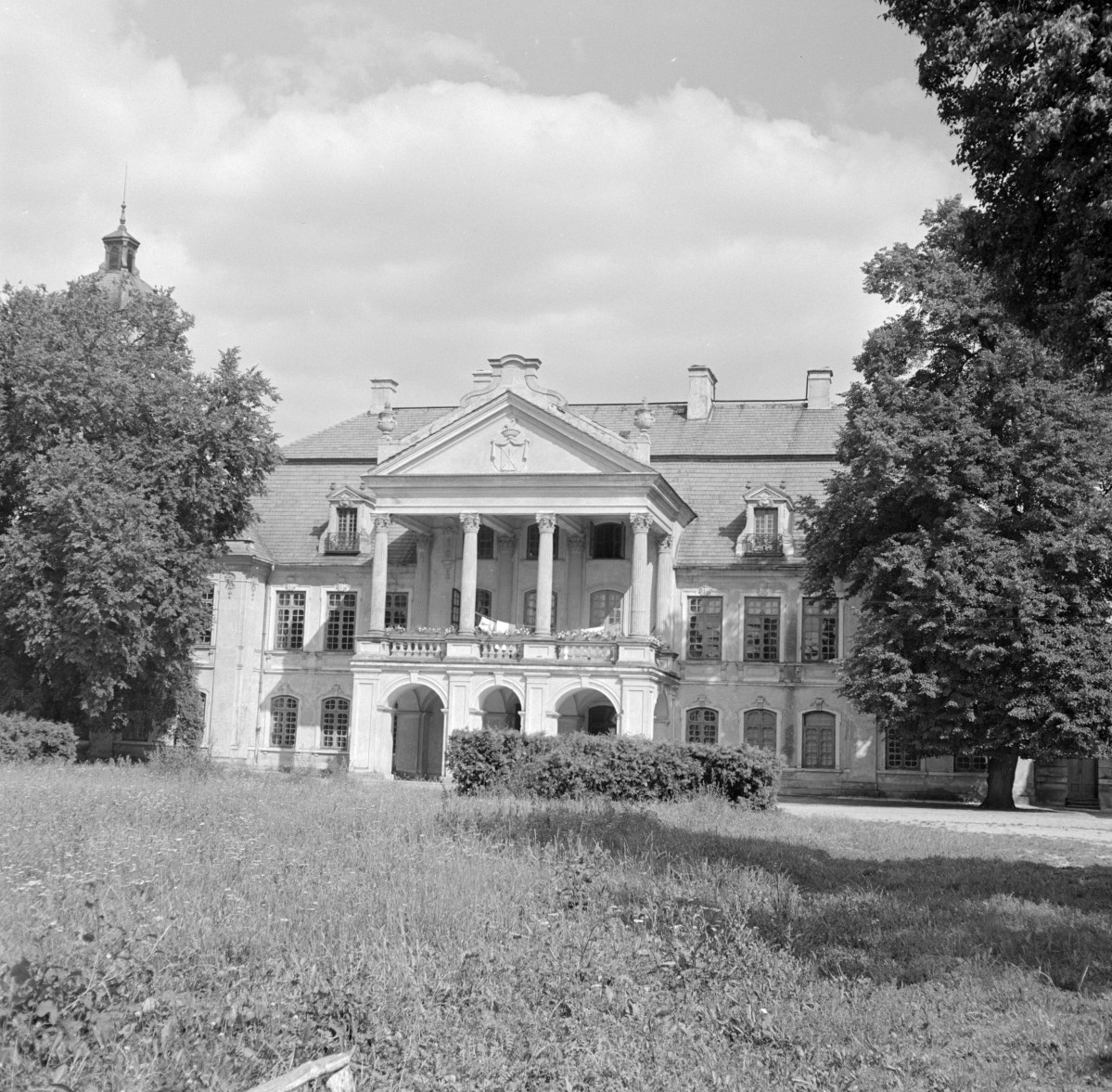 pałac Zamojskich - elewacja frontowa, skan 1