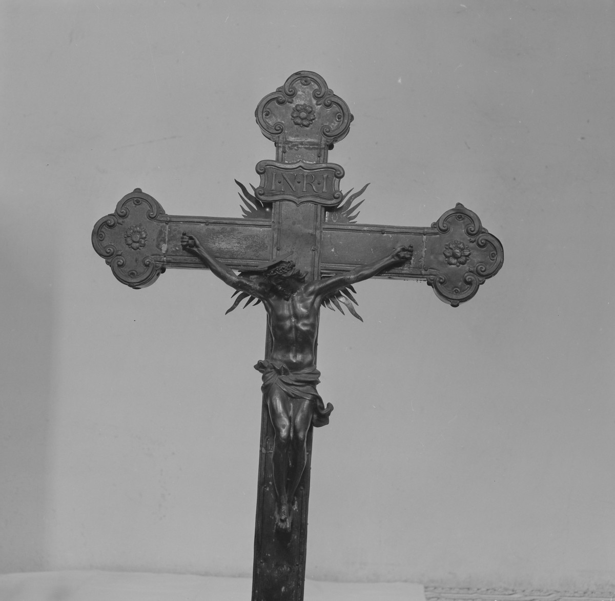 kościół pw. św. Jakuba Apostoła i św. Agnieszki, Dziewicy i Męczennicy - zbiory - krzyż - fragment - część górna /M. Kondziołka/, skan 1