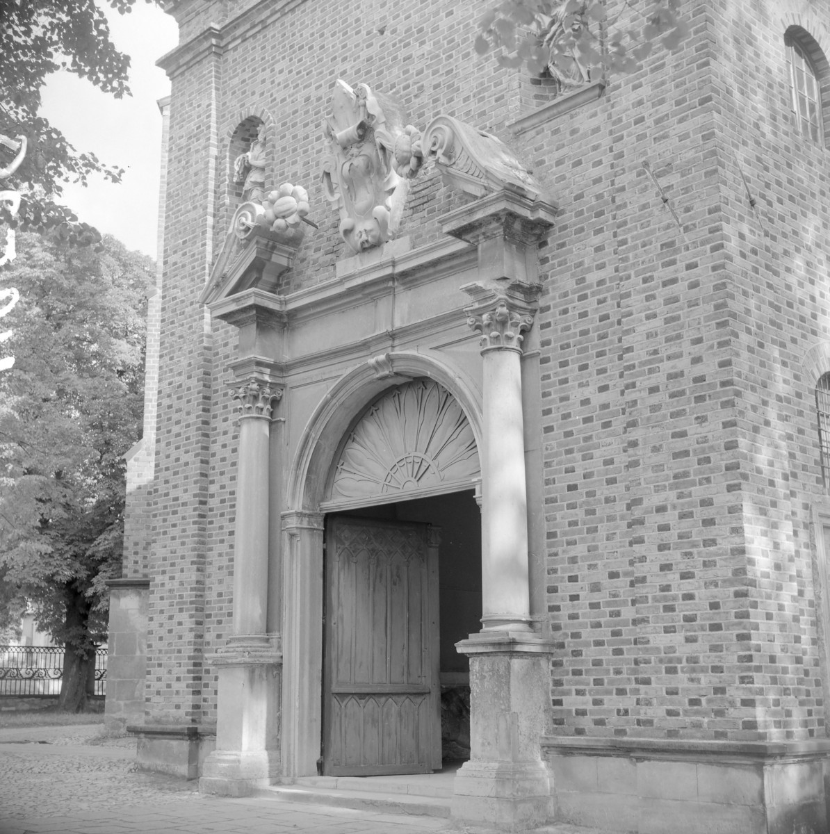 kościół katedralny pw. Narodzenia Najświętszej Marii Panny - elewacja zachodnia, portal, skan 1