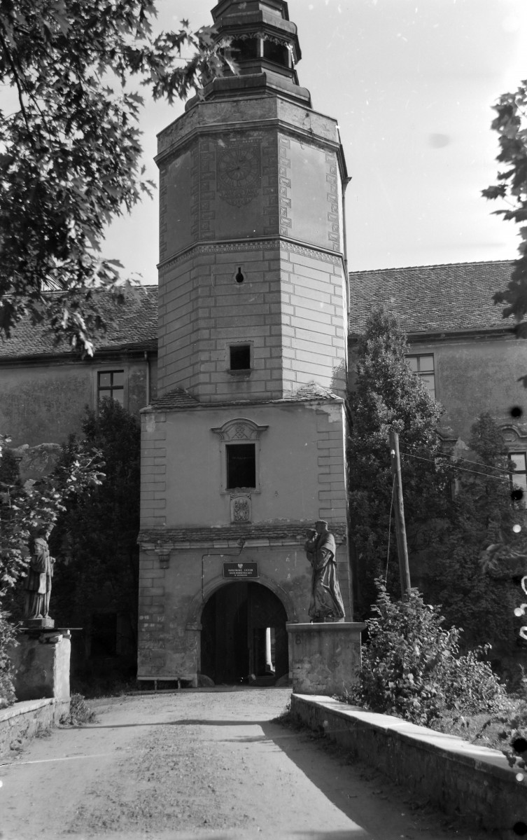 zamek - wieża bramna, skan 1