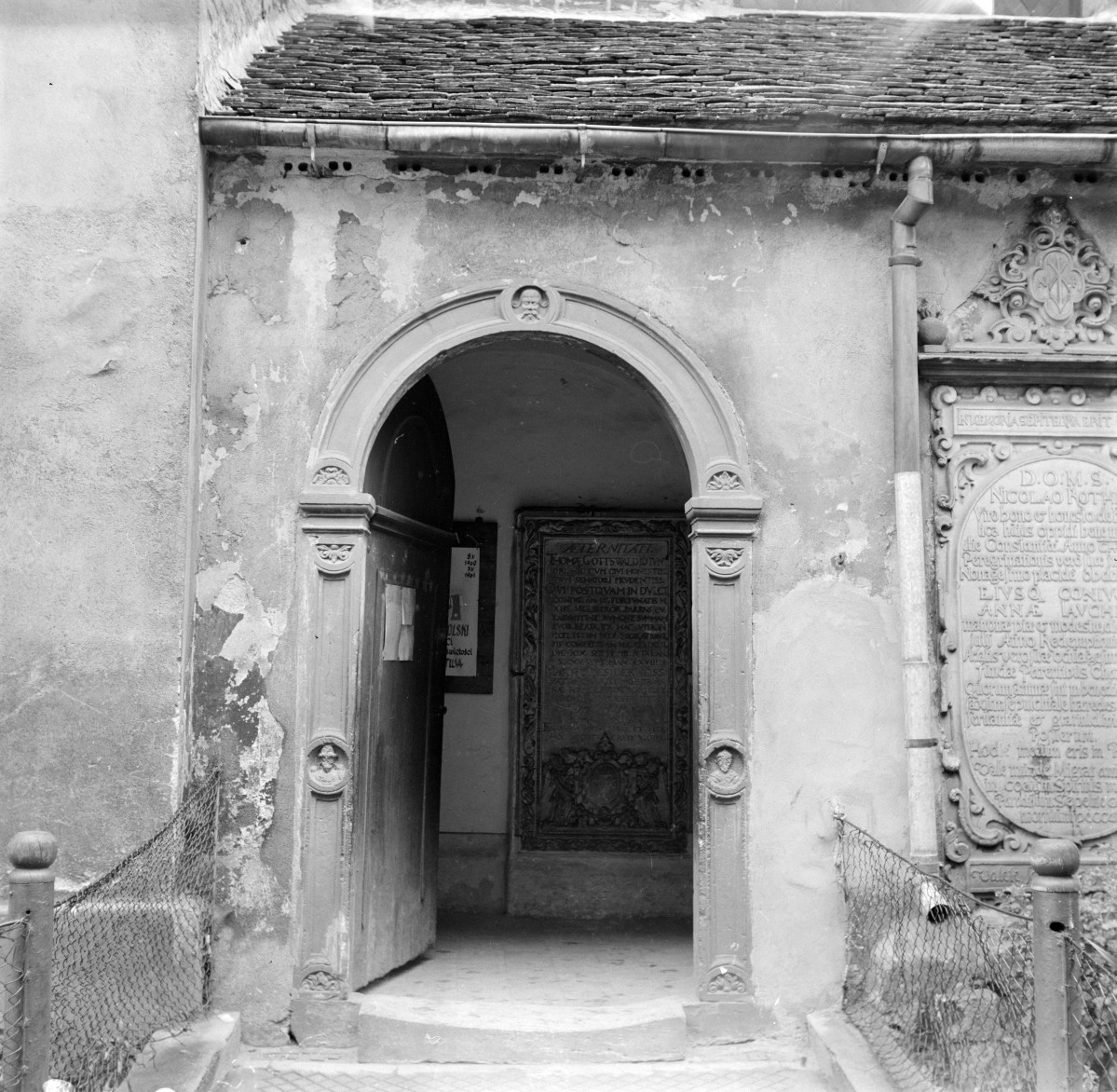 fara - elewacja z portalem oraz epitafium, skan 1