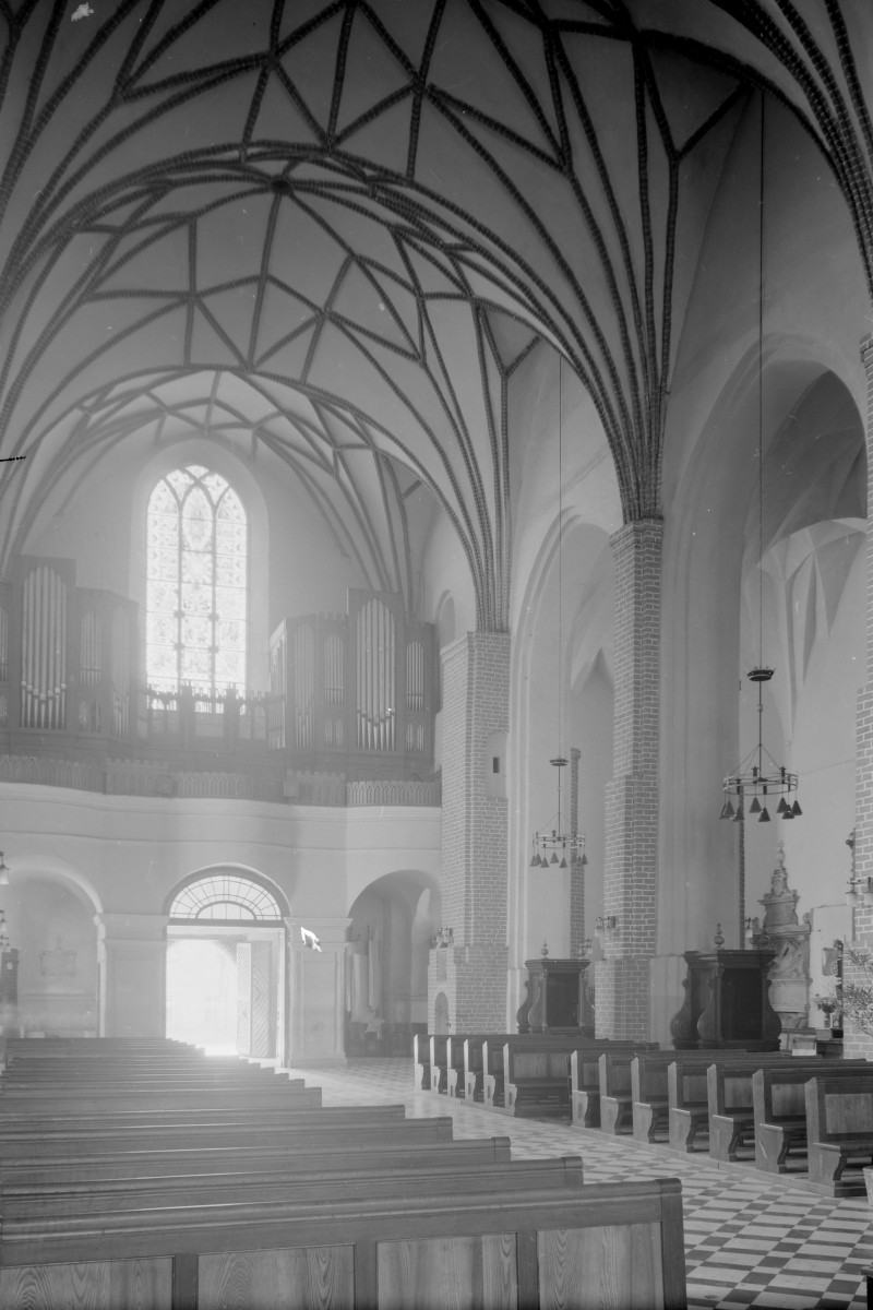 katedra św. Michała Archanioła - wnętrze: nawa główna, chór muzyczny, skan 1