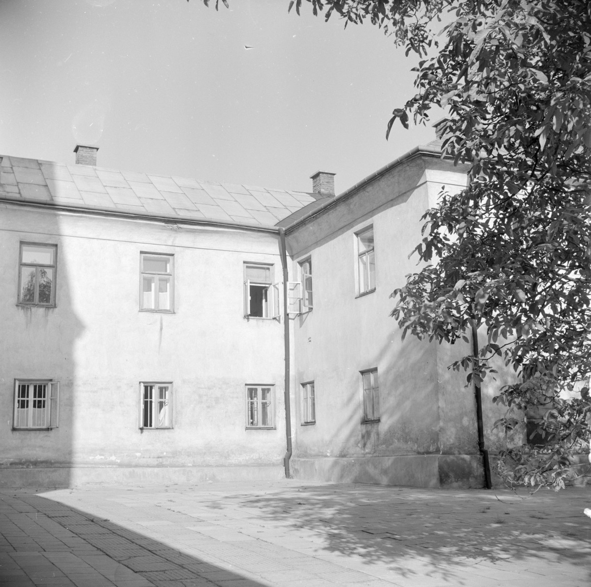 klasztor Bernardynów - elewacja od dziedzińca, skan 1