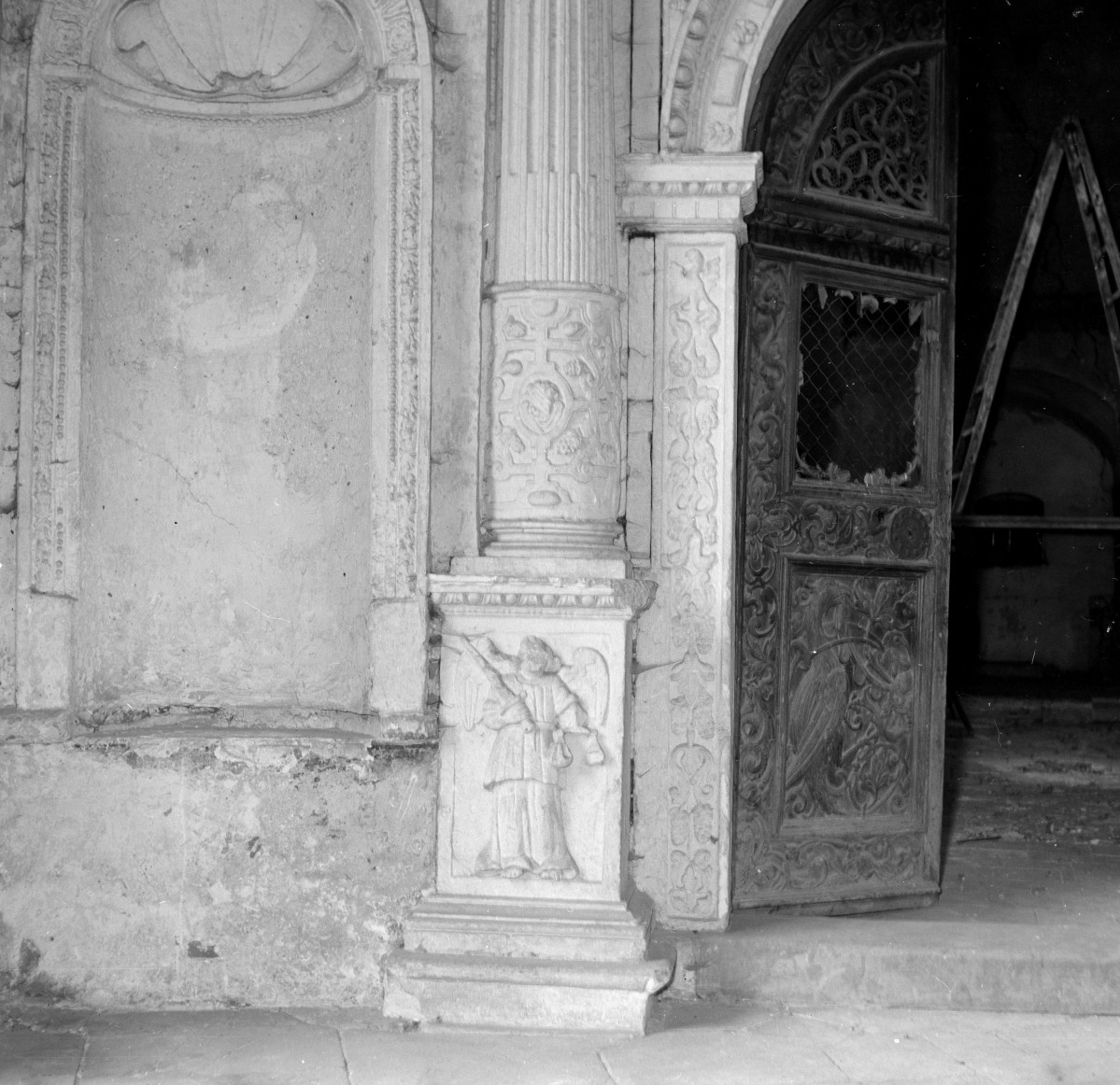kaplica zamkowa - fragment portalu, skan 1