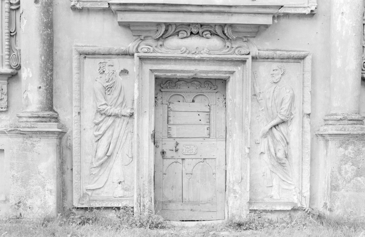 domek Loretański 1634-38 - elewacja północna, portal z płaskorzeźbami, skan 1