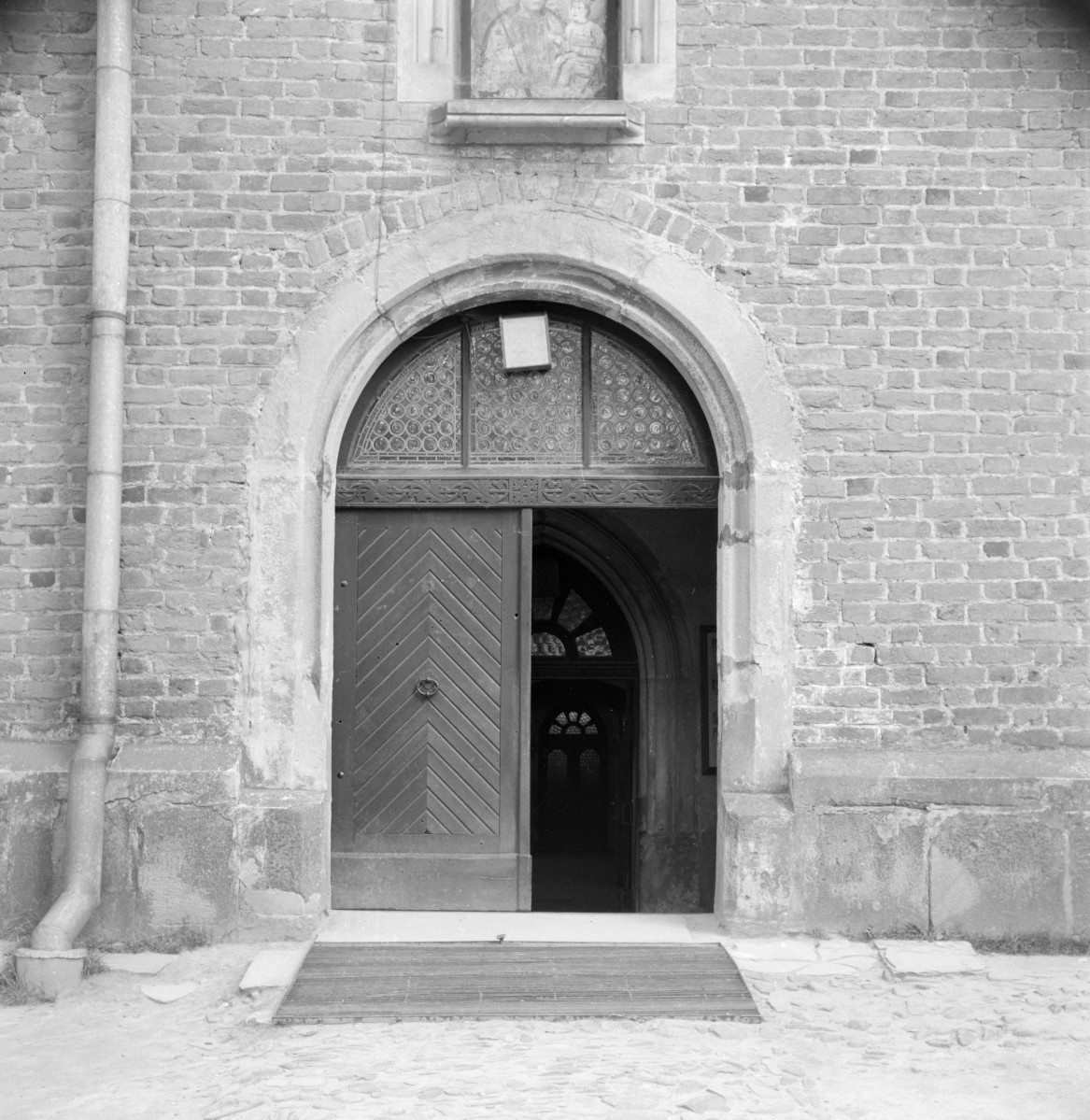 kolegiata Bożego Ciała - elewacja - portal, skan 1