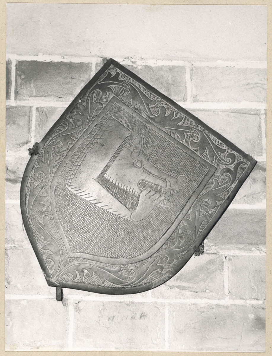  Zespół klasztorny Dominikanów - kościół, brązowa tarcza herbowa z nagrobka panów ze Słupczy , skan 1