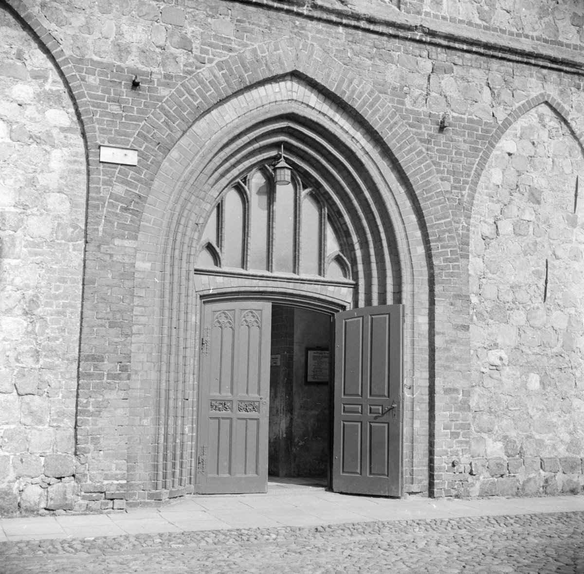 kościół parafialny pw. św. Mikołaja, ob. Narodzenia Najświętszej Marii Panny - elewacja, portal, skan 1