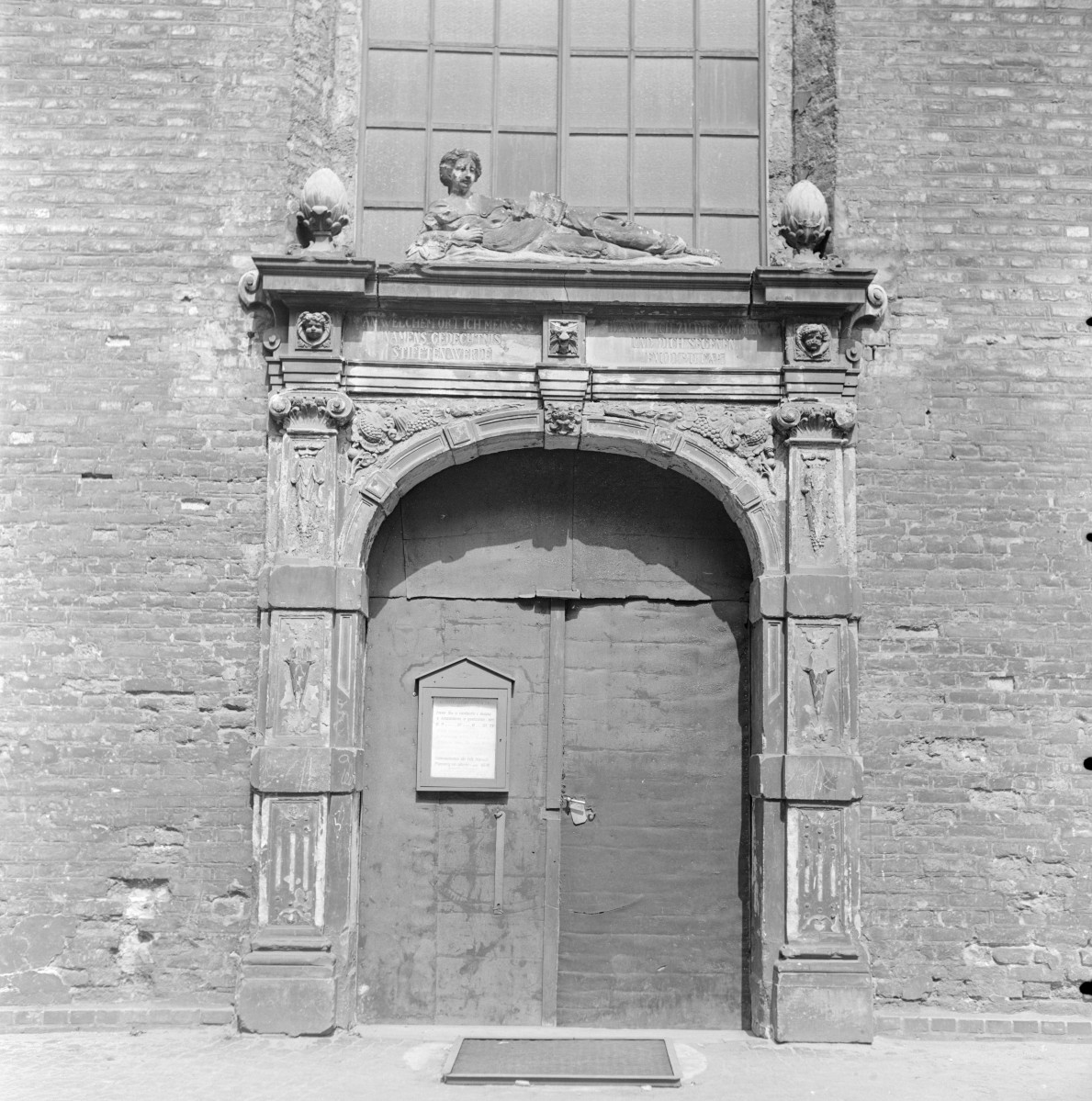 kościół filialny pw. św. Bartłomieja - elewacja południowa, portal, skan 1