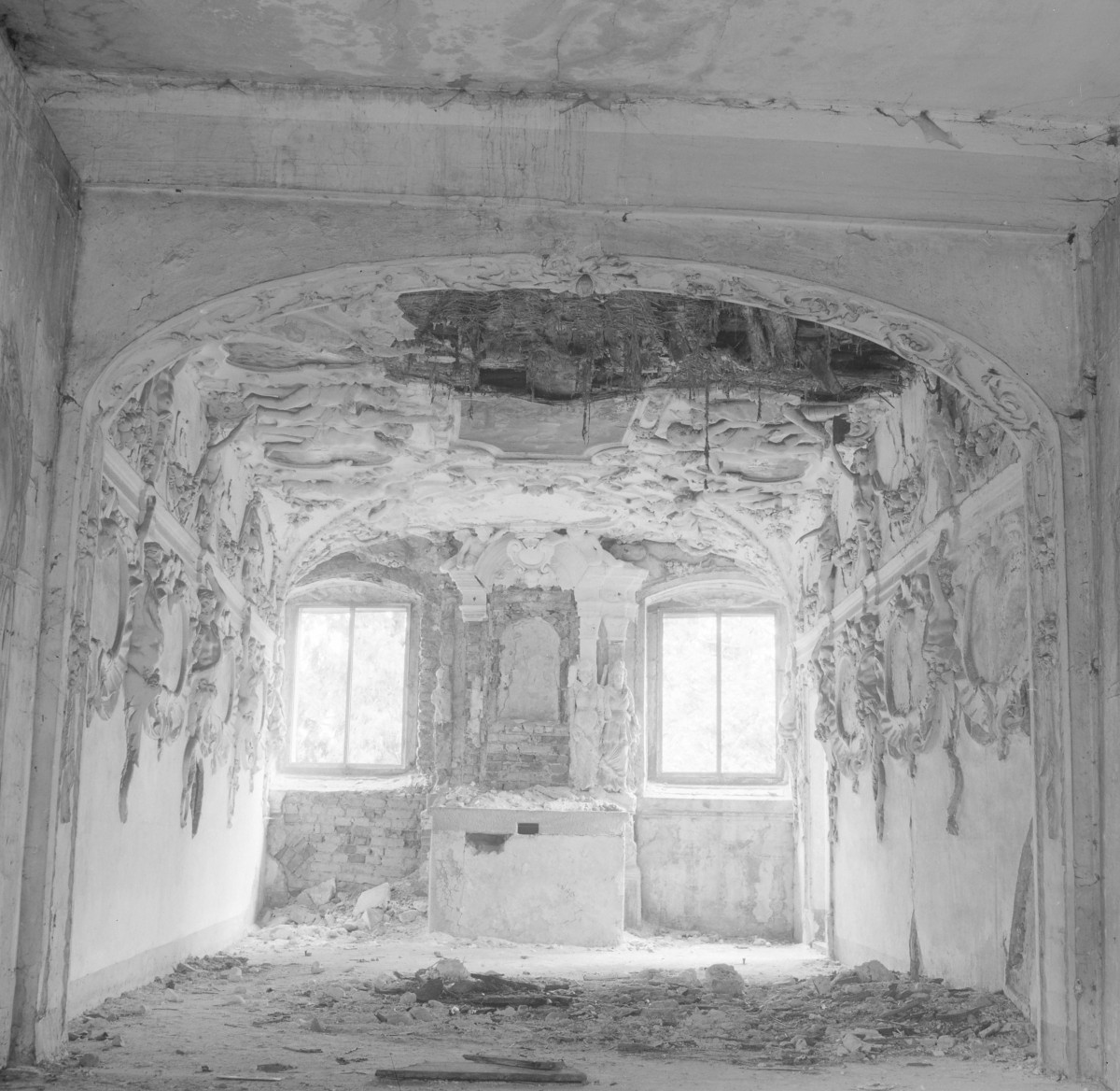 zespół pałacowy - wnętrze kaplicy, skan 1