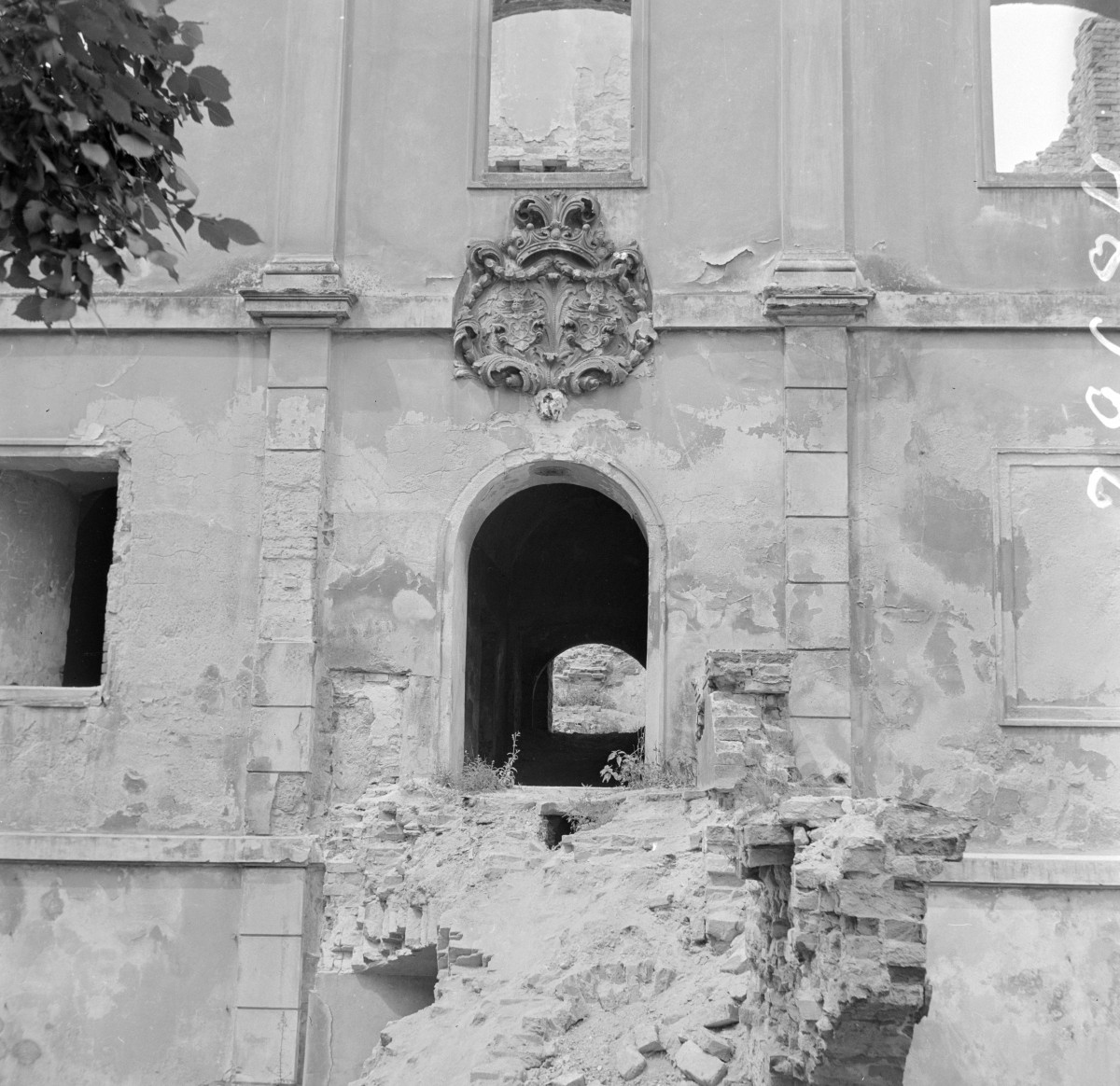 pałac - elewacja płd. portal, skan 1