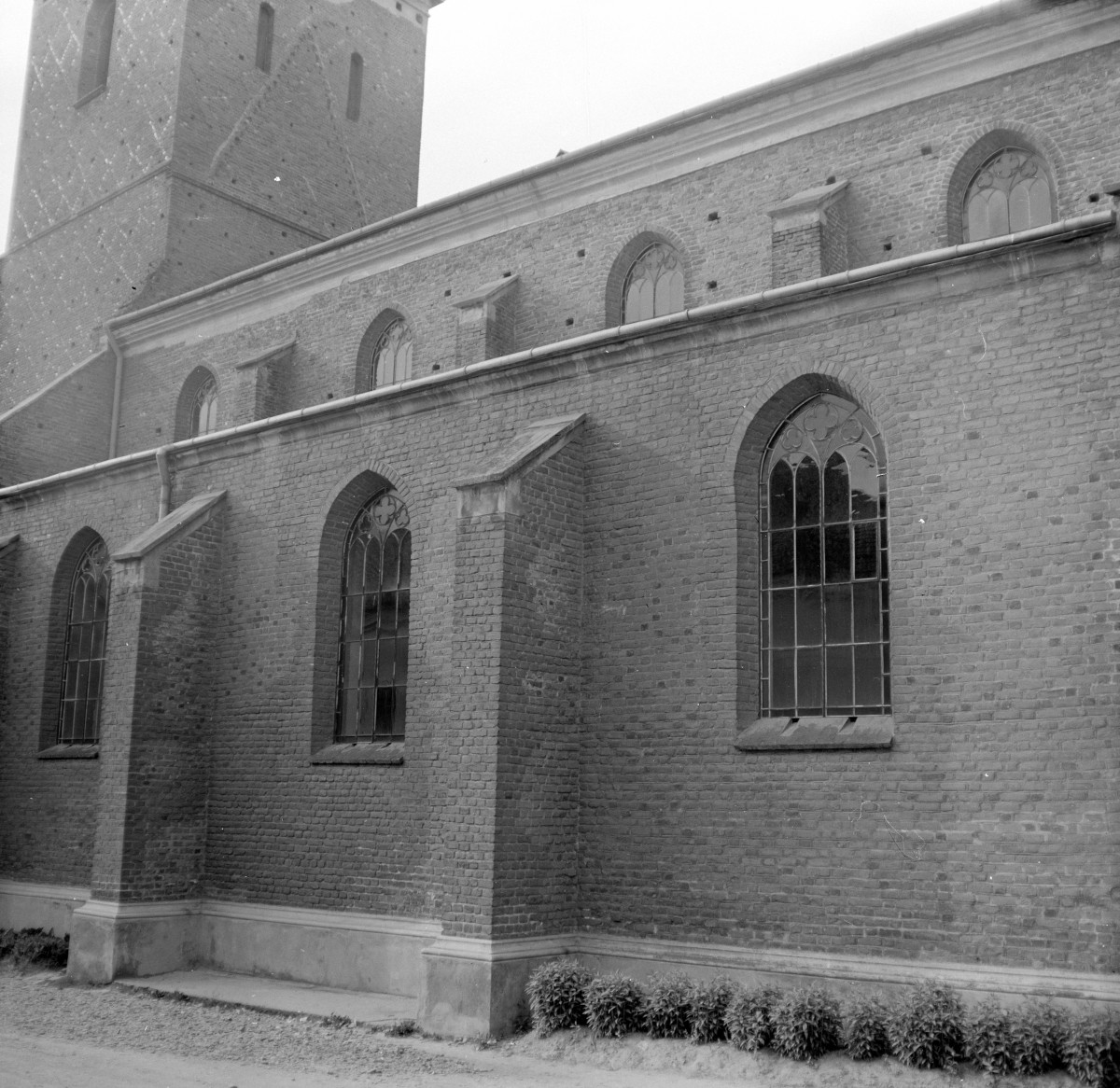 klasztor Bożogrobowców - kościół pw. Ducha Świętego - elewacja południowa - fragment, skan 1