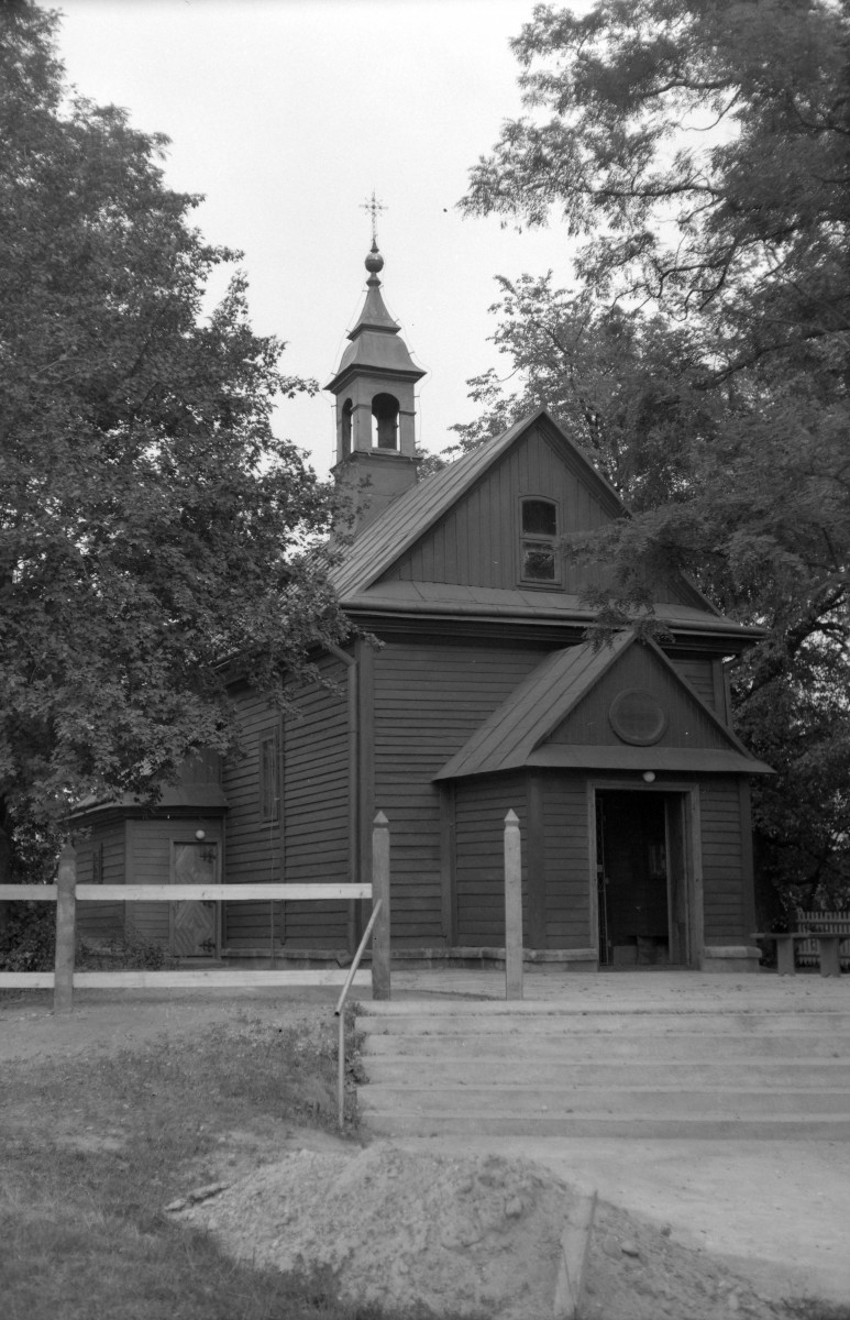 Kościół św. Wojciecha - widok od ostrony frontowej, widoczna kruchta., skan 1
