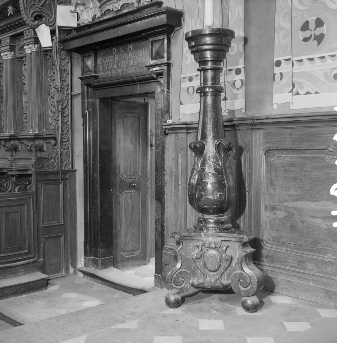 kościół katedralny pw. Narodzenia Najświętszej Marii Panny - wnętrze: lichtarz w prezbiterium, skan 1