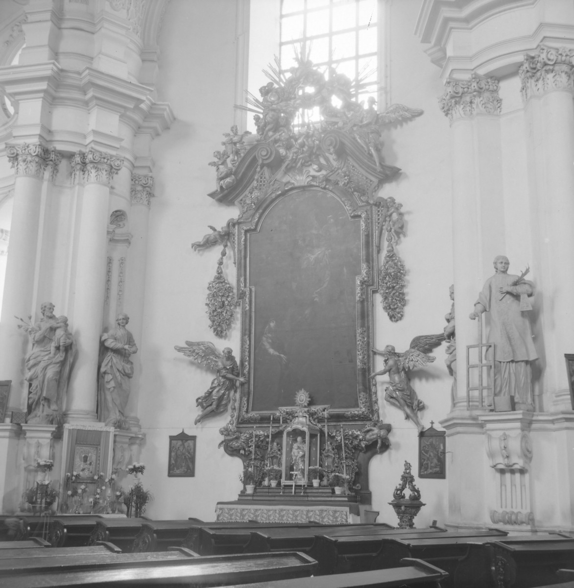 Bazylika mniejsza św. Jadwigi - wnętrze: ołtarz boczny z obrazem, skan 1
