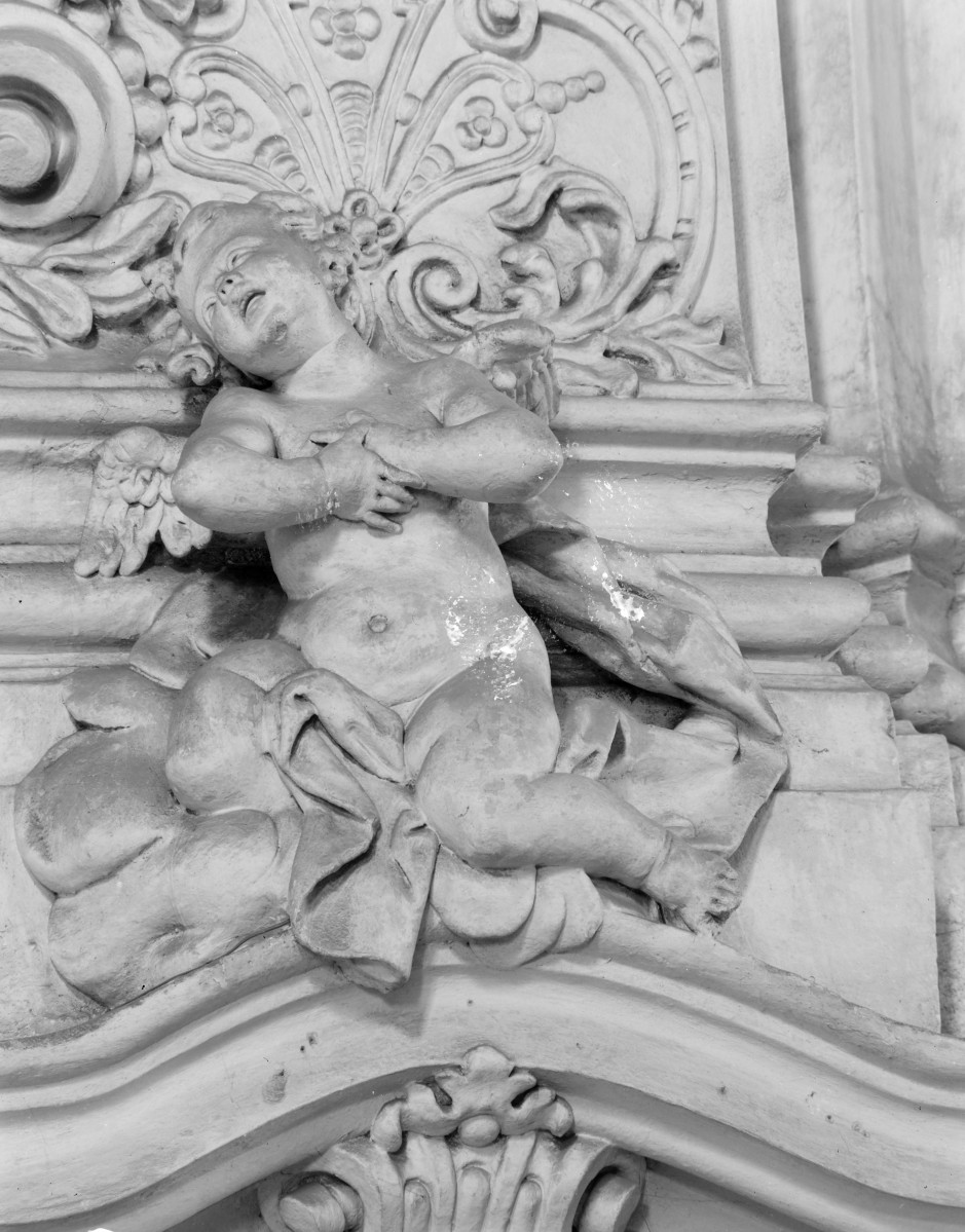 klasztor Benedyktynek - kościół pw. Wniebowzięcia Najświętszej Maryi Panny - wnętrze - nawa główna - dekoracja głowicy filaru - fragment, skan 1