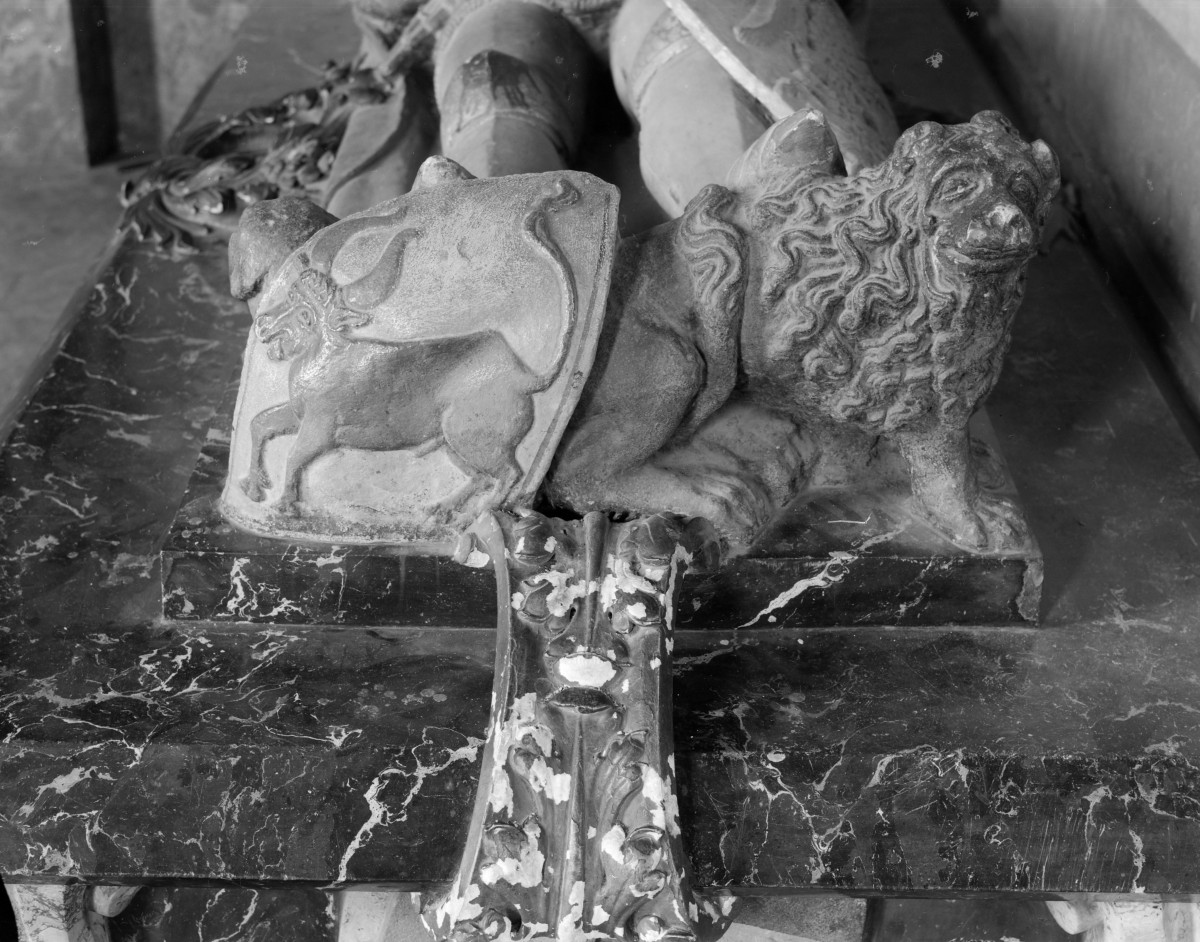 mauzoleum Piastów Świdnickich - wnętrze: sarkofag fragment, skan 1