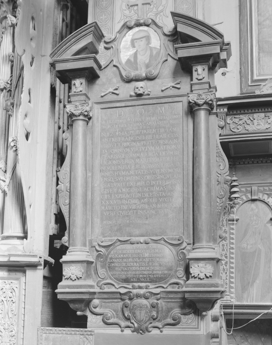 kościół farny pw. Świętej Trójcy - wnętrze: nagrobek w prezbiterium Zofii Konafolskiej, skan 1