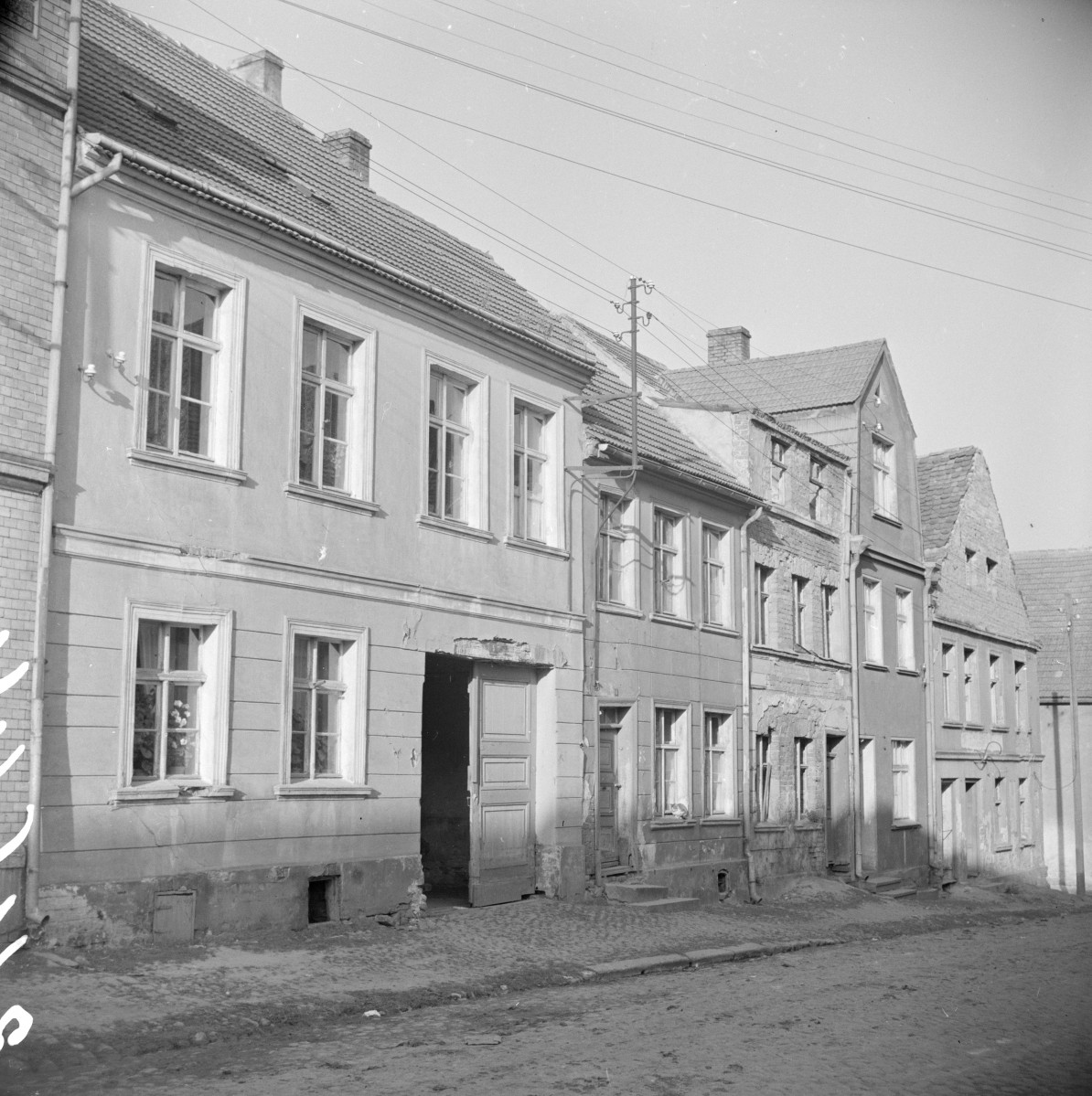 dom przy fosie - elewacja, skan 1