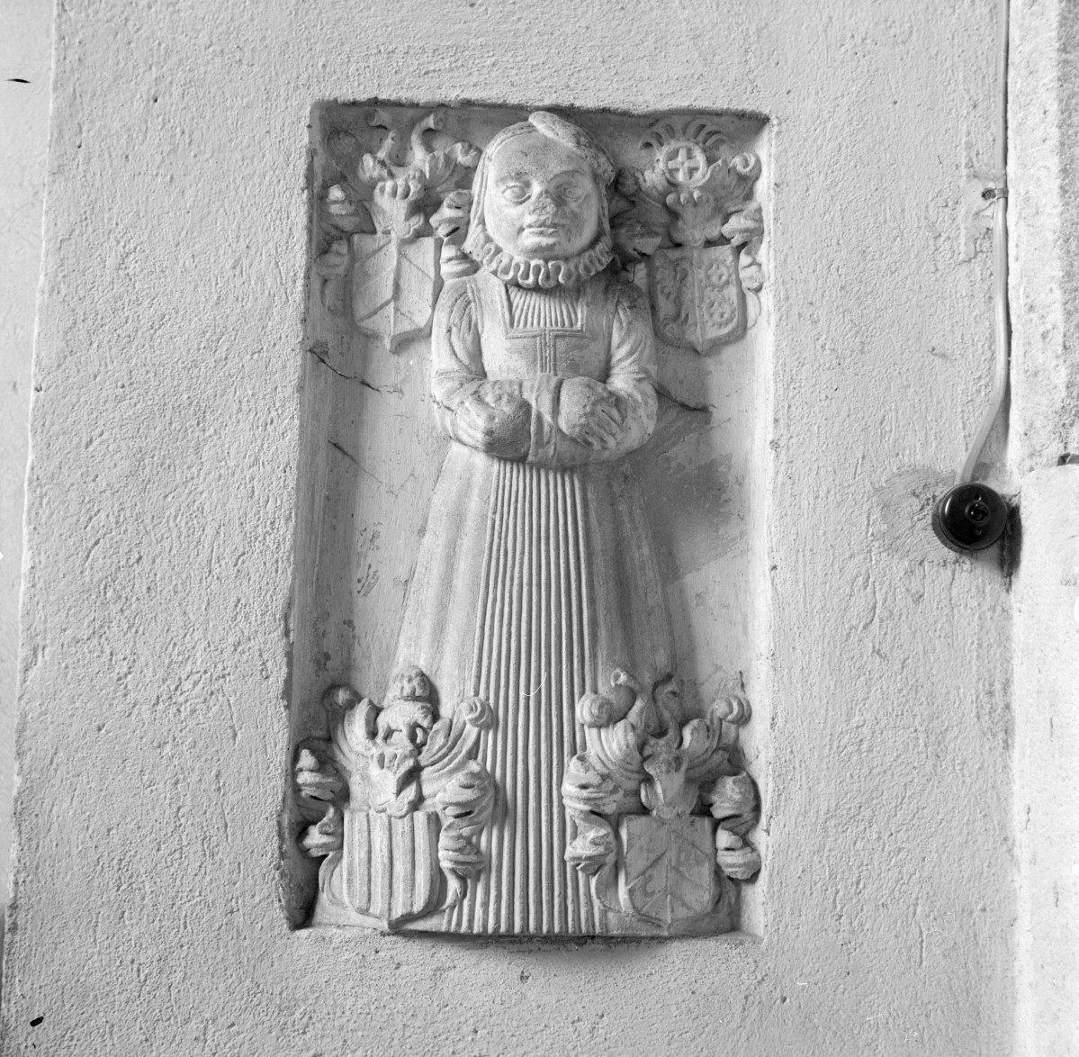 kościół pod wezwaniem św. św. Apostołów Piotra i Pawła - wnętrze: nagrobek kobiety, skan 1