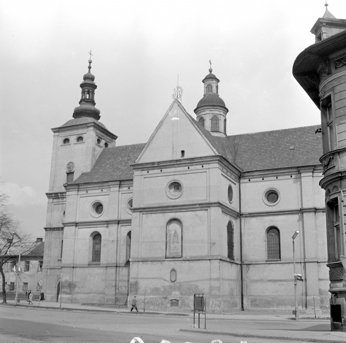 kościół oo. Bernardynów - elewacja płd. prezbiterium, skan 1
