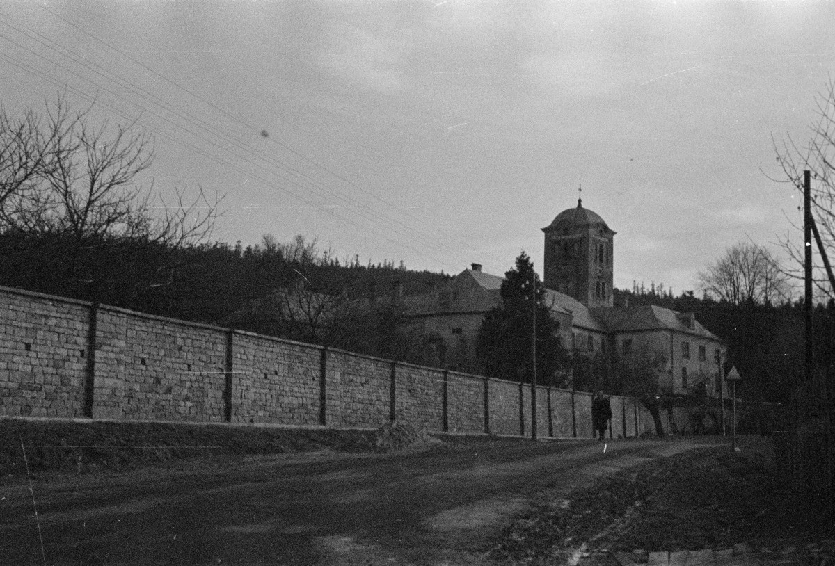 klasztor Bernardynek - mur nowy - w tle zabudowania klasztorne, skan 1