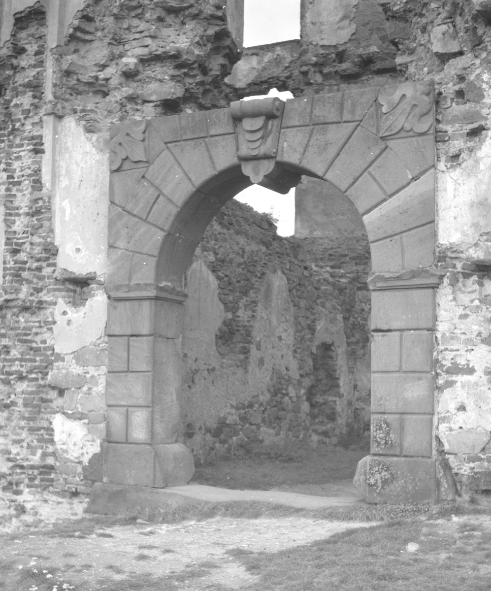 ruiny zamku - portal główny, skan 1