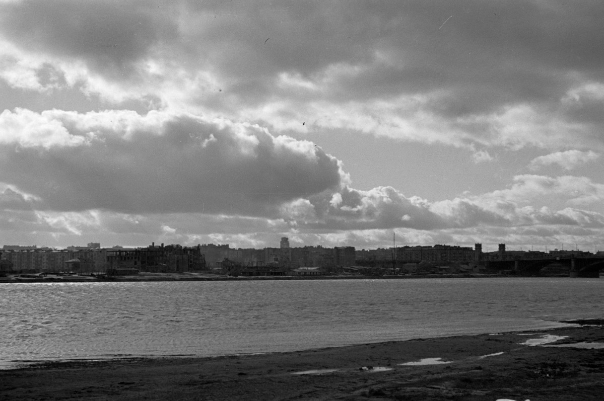 Panoram miasta. Widok z Saskiej Kępy. Miasto w czasie odbudowy. Chmury nad stolicą., skan 1