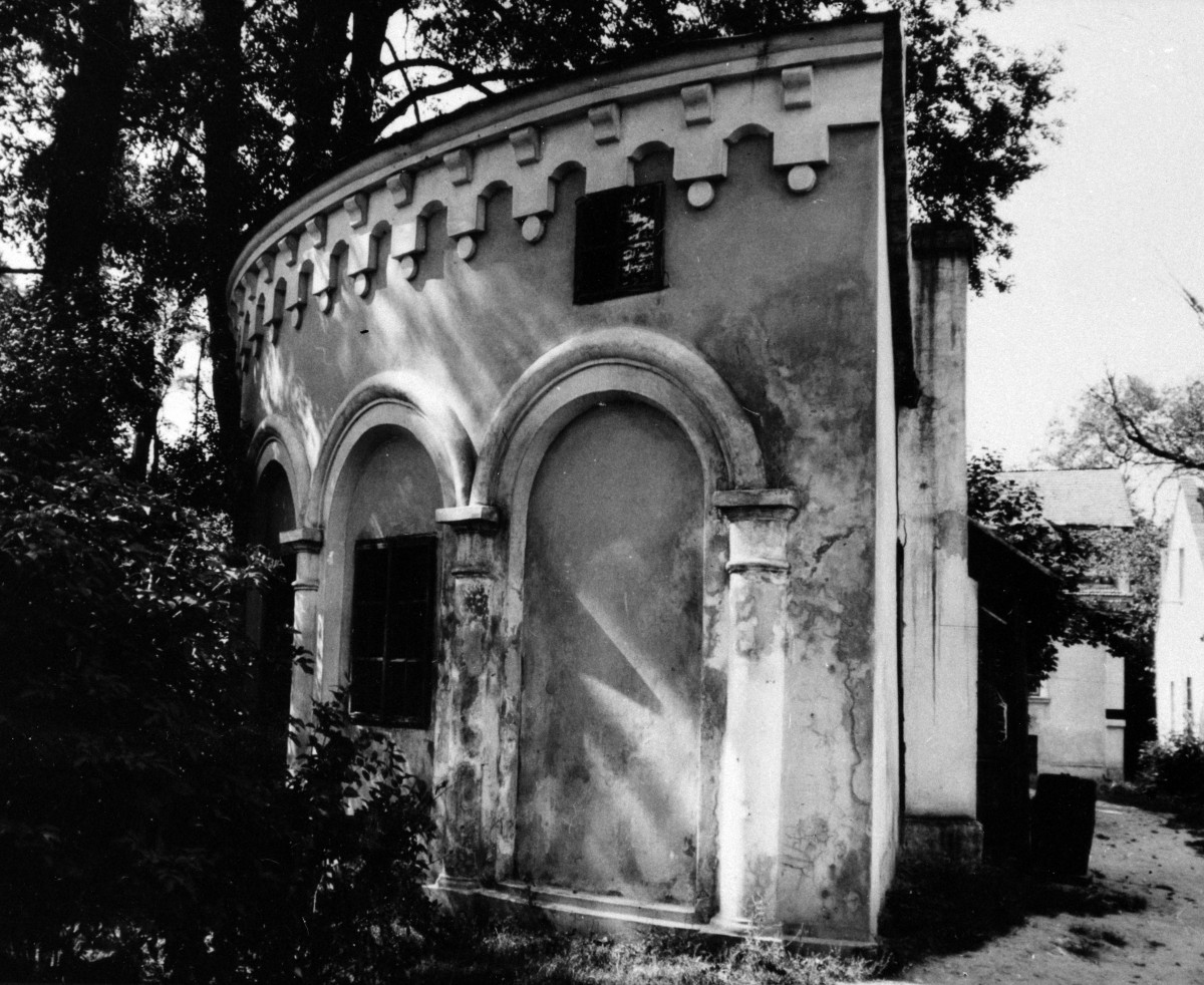 dwór Horodyńskich - kaplica w parku krajobrazowym - elewacja, skan 1