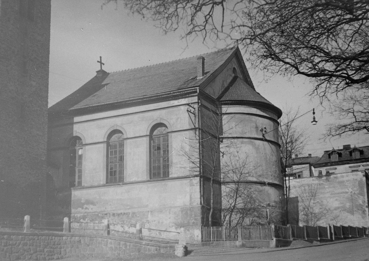 zespół dawnego kościoła ewangelickiego - kościół ewangelicki /ob. muzeum/ - elewacja południowa - fragment z prezbiterium, skan 1