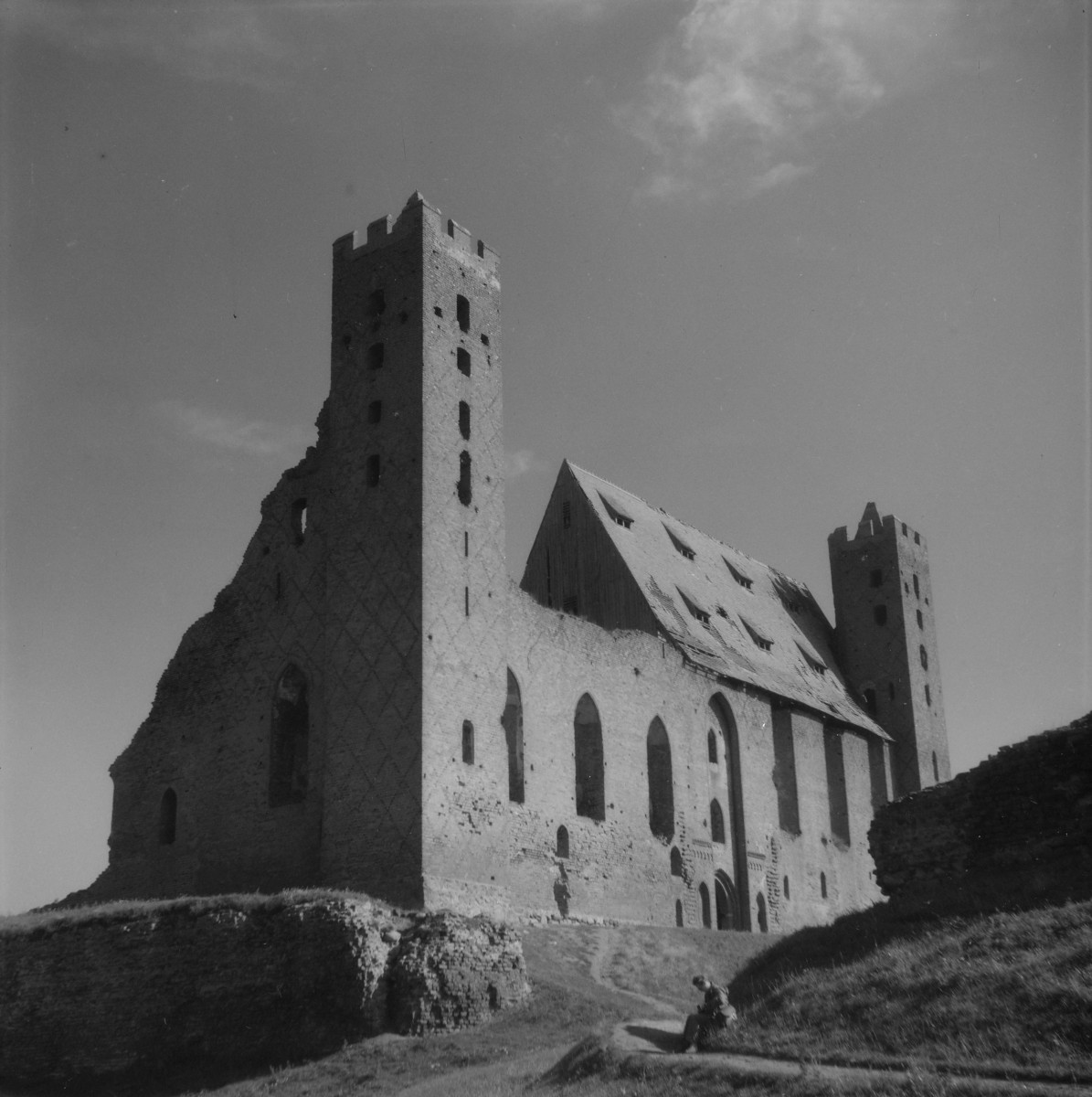 zamek - widok od południowego-zachodu (zdjęcie archiwa.), skan 1
