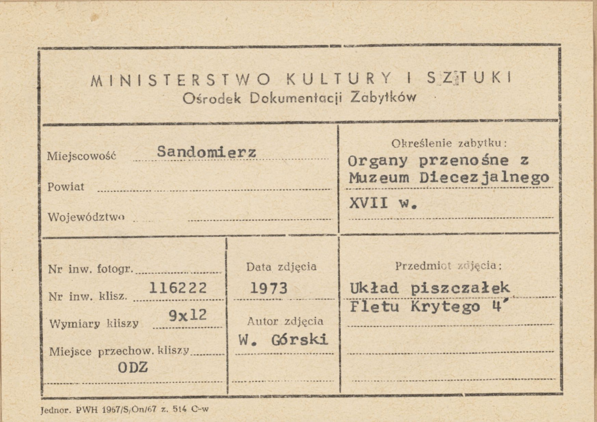 Muzeum Diecezjalne - organy przenośne, fragment wnętrza, widok na wiatrownicę i piszczałki - metryczka, skan 1