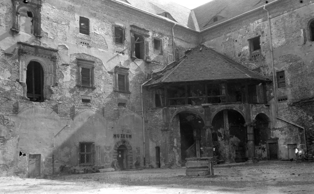 zamek z bramą - dziedziniec, skan 1