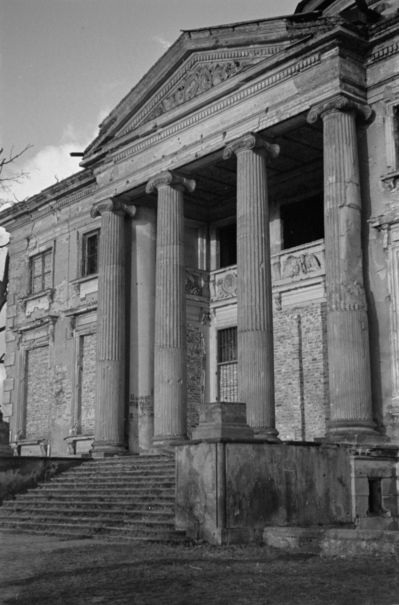 Muzeum Rzeźby im. Ksawerego Dunikowskiego "Królikarnia" - widok ogólny. Elewacja frontowa. Brak kopuły na bębnie. Czterokolumnowy joński portyk na froncie. Zmurowane okna., skan 1