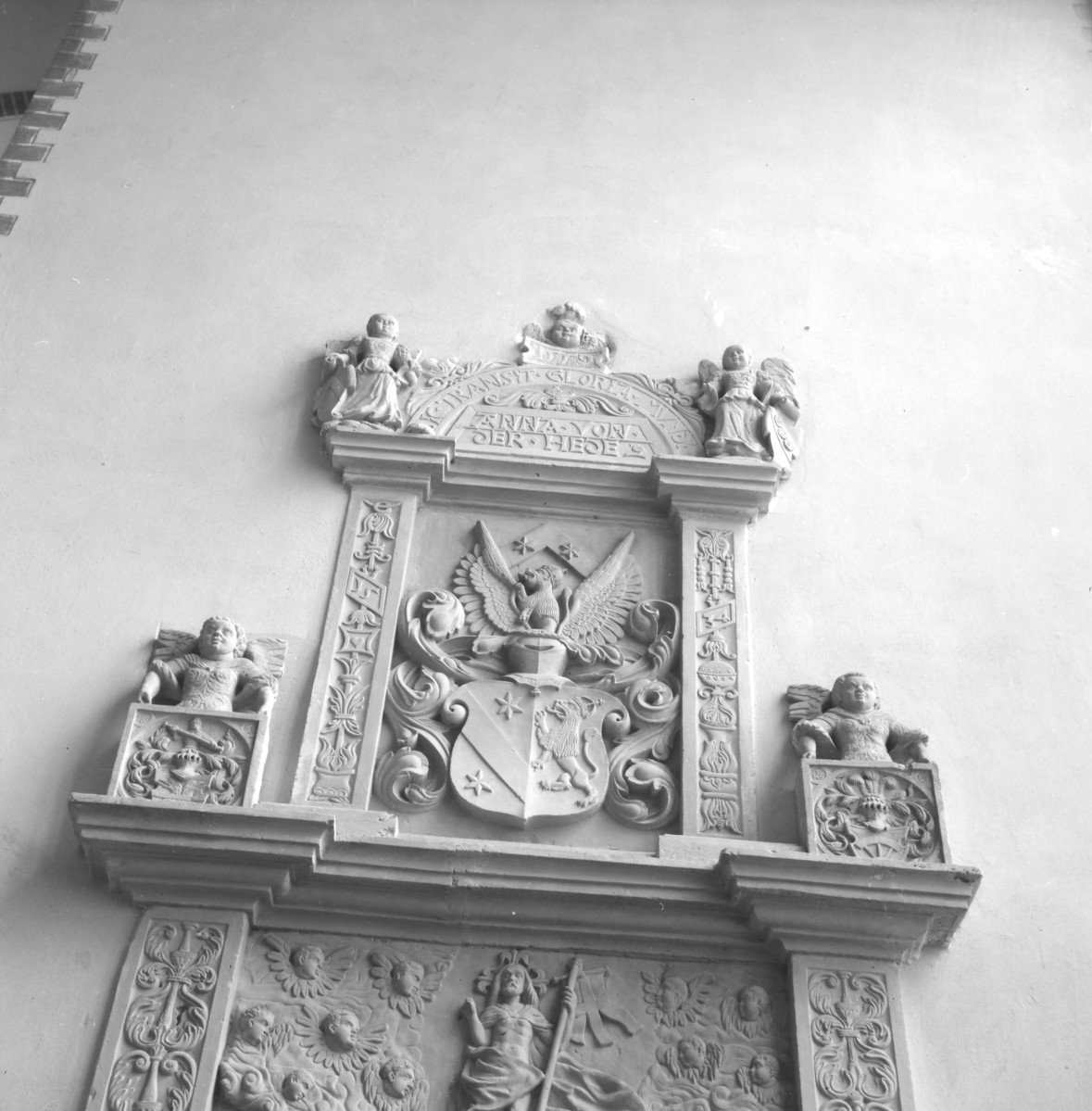 Katedra św. Apostołów Piotra i Pawła - wnętrze: fragment epitafium Anny von der Haje - zwieńczenie, skan 1