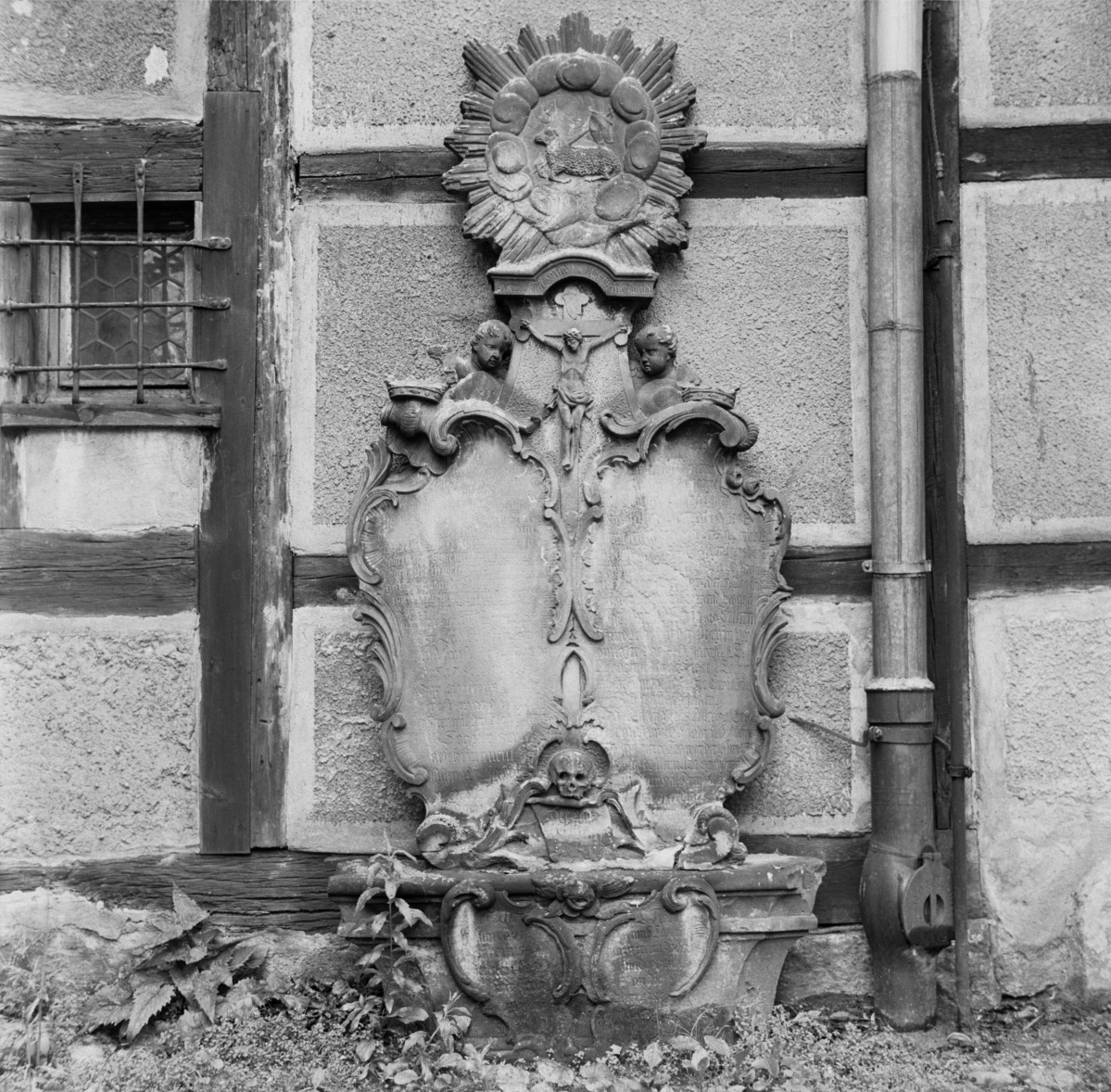 kościół Pokoju im. Trójcy Świętej - elewacja, epitafium, skan 1