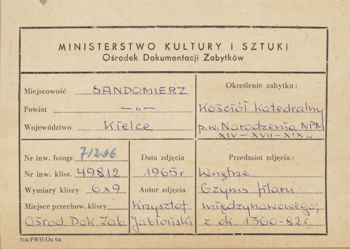  Katedra - wnętrze, widok na gzyms filaru międzynawowego i głowicę służki - metryczka, skan 1