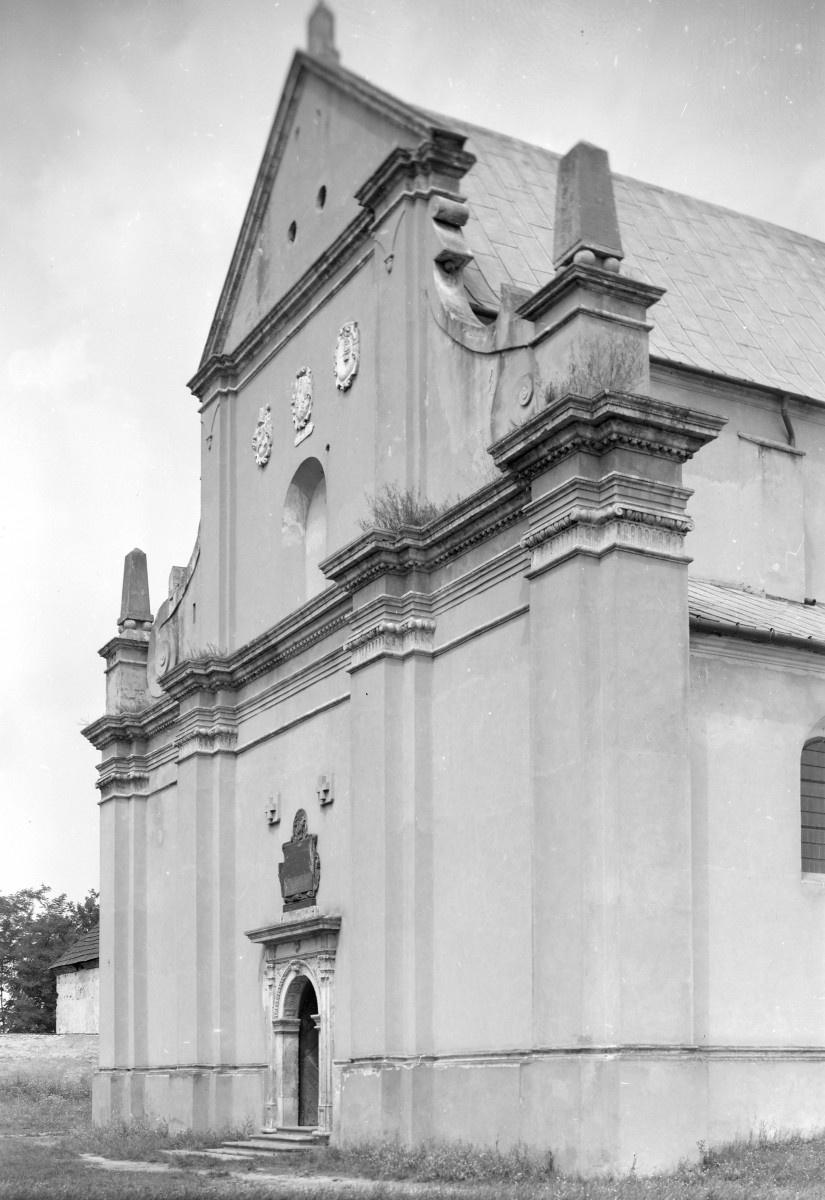 kościół parafialny pw. Świętej Trójcy - elewacja zachodnia, widok od południowego-zachodu, skan 1