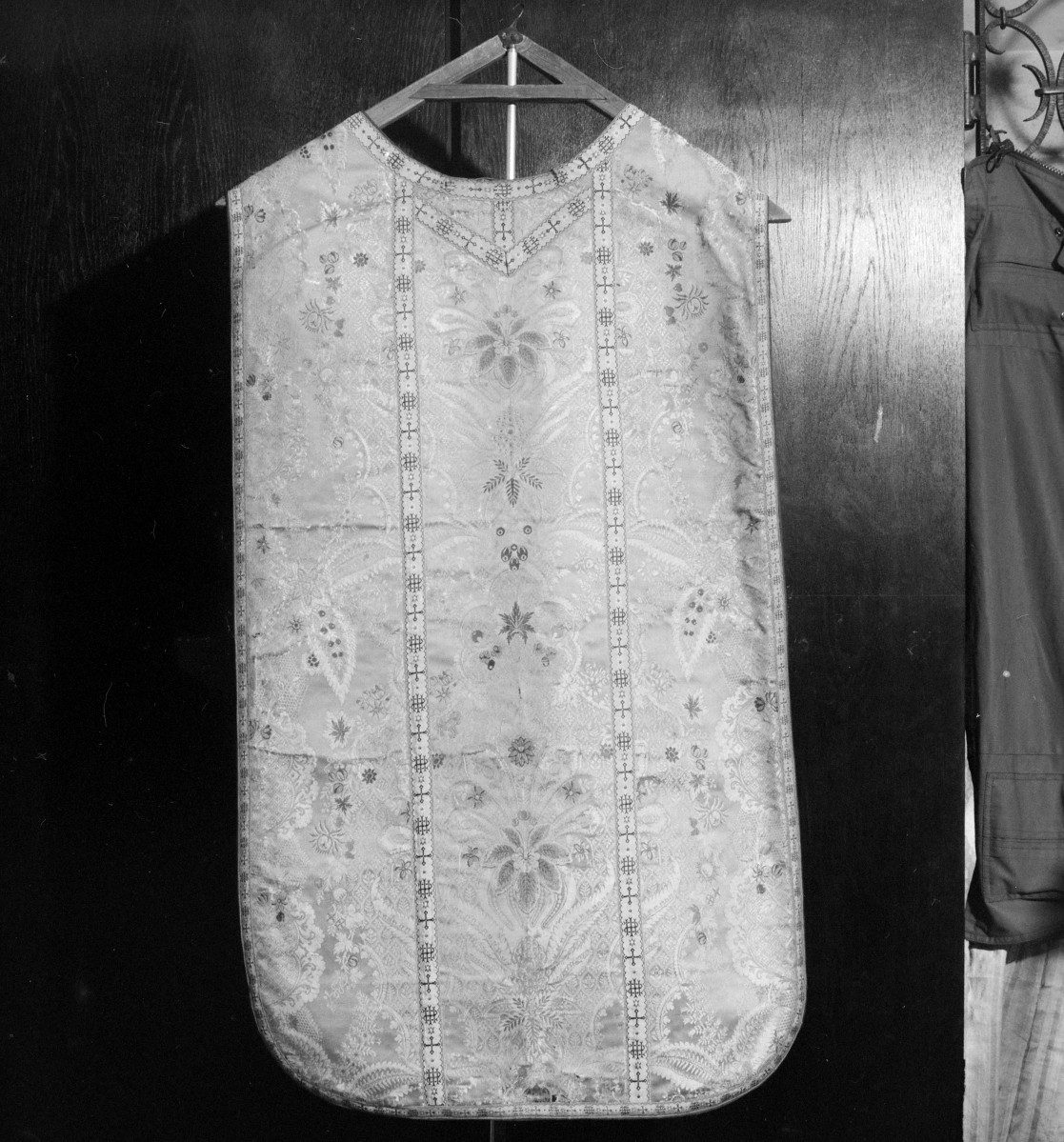 Skarbiec katedralny - Ornat i dalmatyka z lampasu. Francja ok. 1715-1720. Całość, tył., skan 1