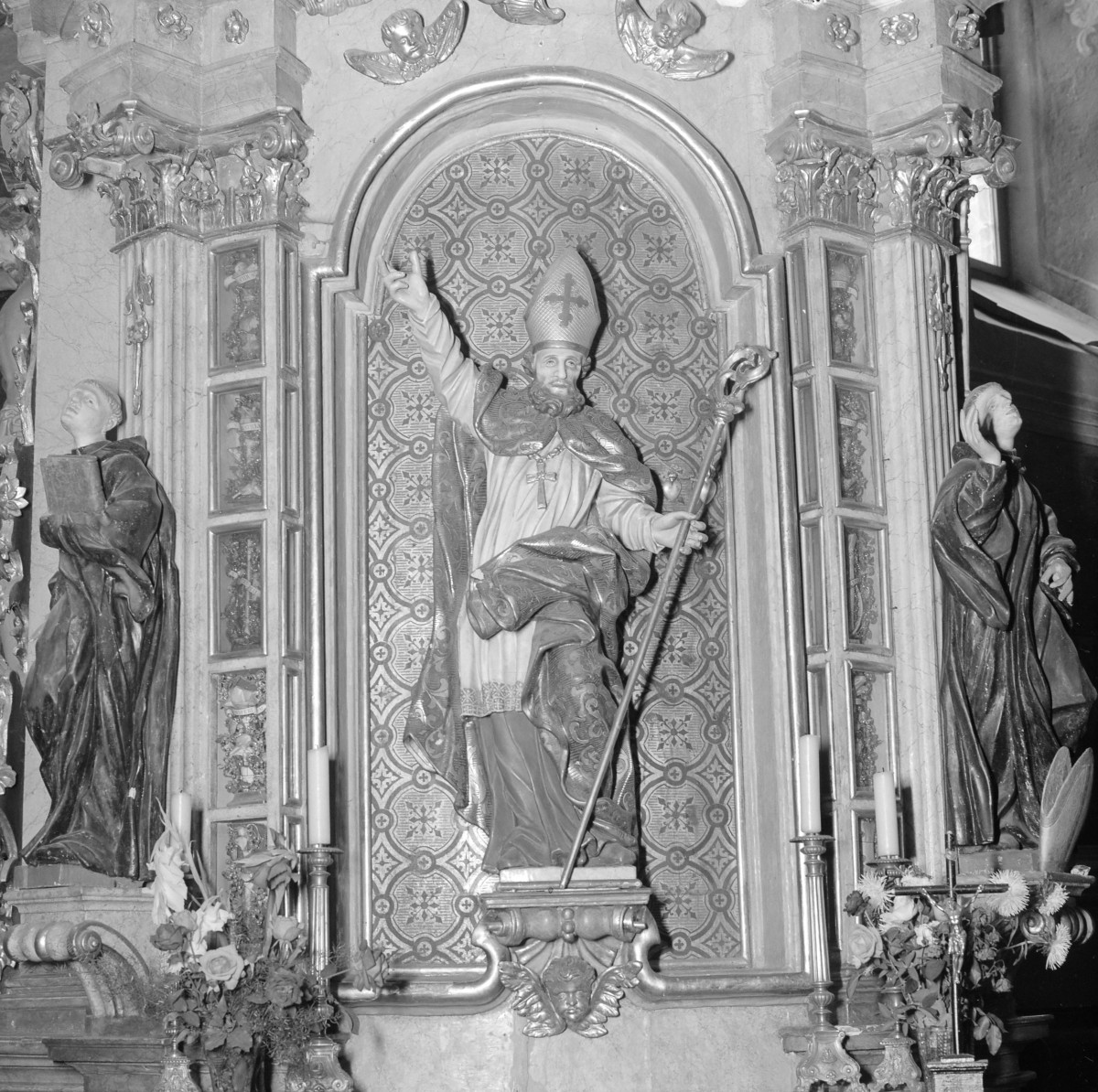 zespół klasztorny ss. Benedyktynek, kościół - ołtarz północny przy tęczy, rzeźba św. Benedykta z 2. połowy XVIII w., skan 1