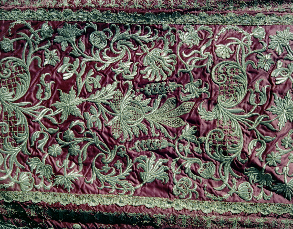 klasztor Benedyktynek - zbiory - materiał z haftem - fragment, skan 1