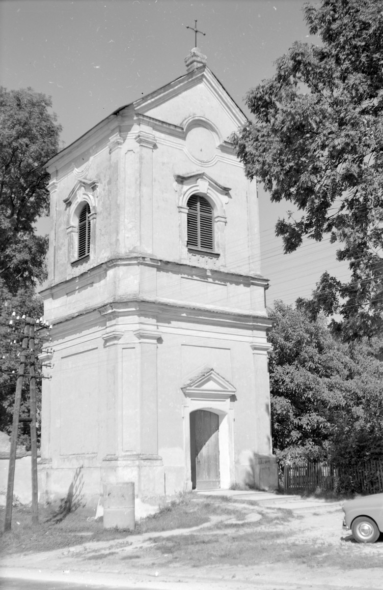 Kościół Przemienienia Pańskiego - wolno stojąca dzwonnica, skan 1