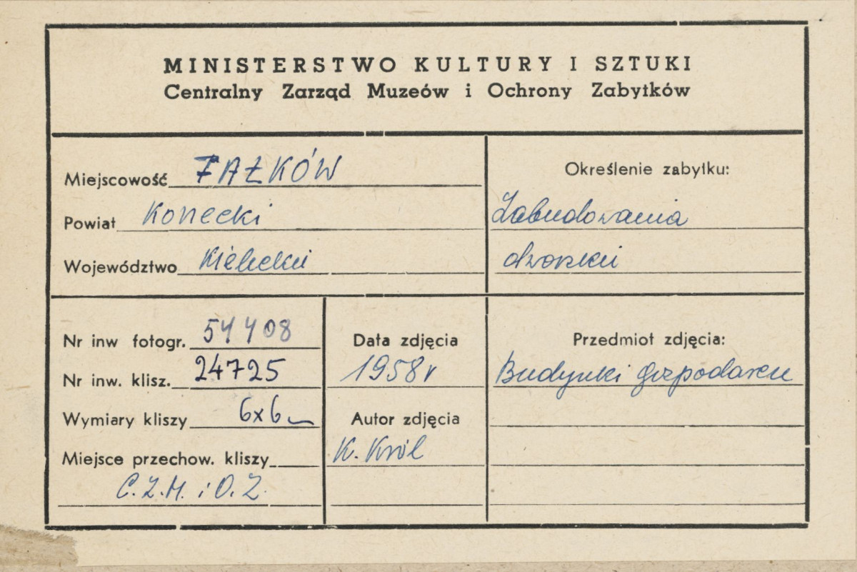 Zabudowania dworskie w ruinie - widok ogólny - metryczka, skan 1