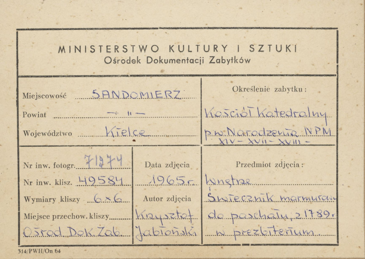  Katedra - wnętrze, marmurowy świecznik - widok ogólny - metryczka, skan 1