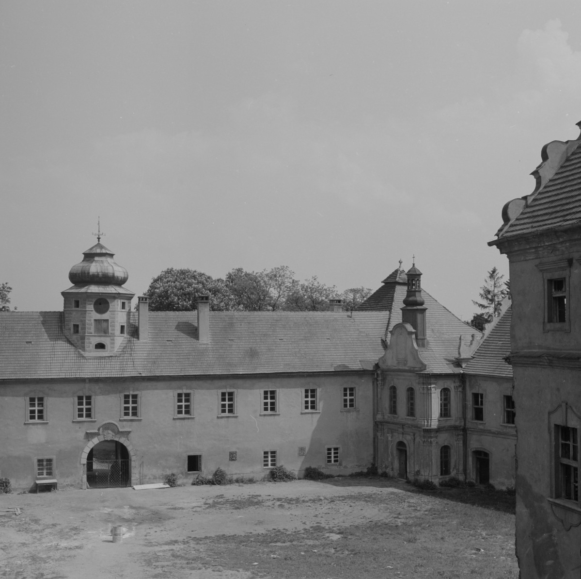zamek Oppersdorffów - zamek dolny - dziedziniec - widok na skrzydło północne i kaplicę, skan 1