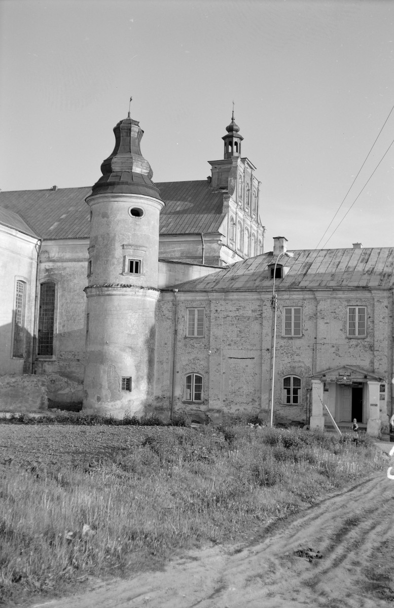 kolegiata - elewacja od strony klasztoru, prezbiterium, skan 1