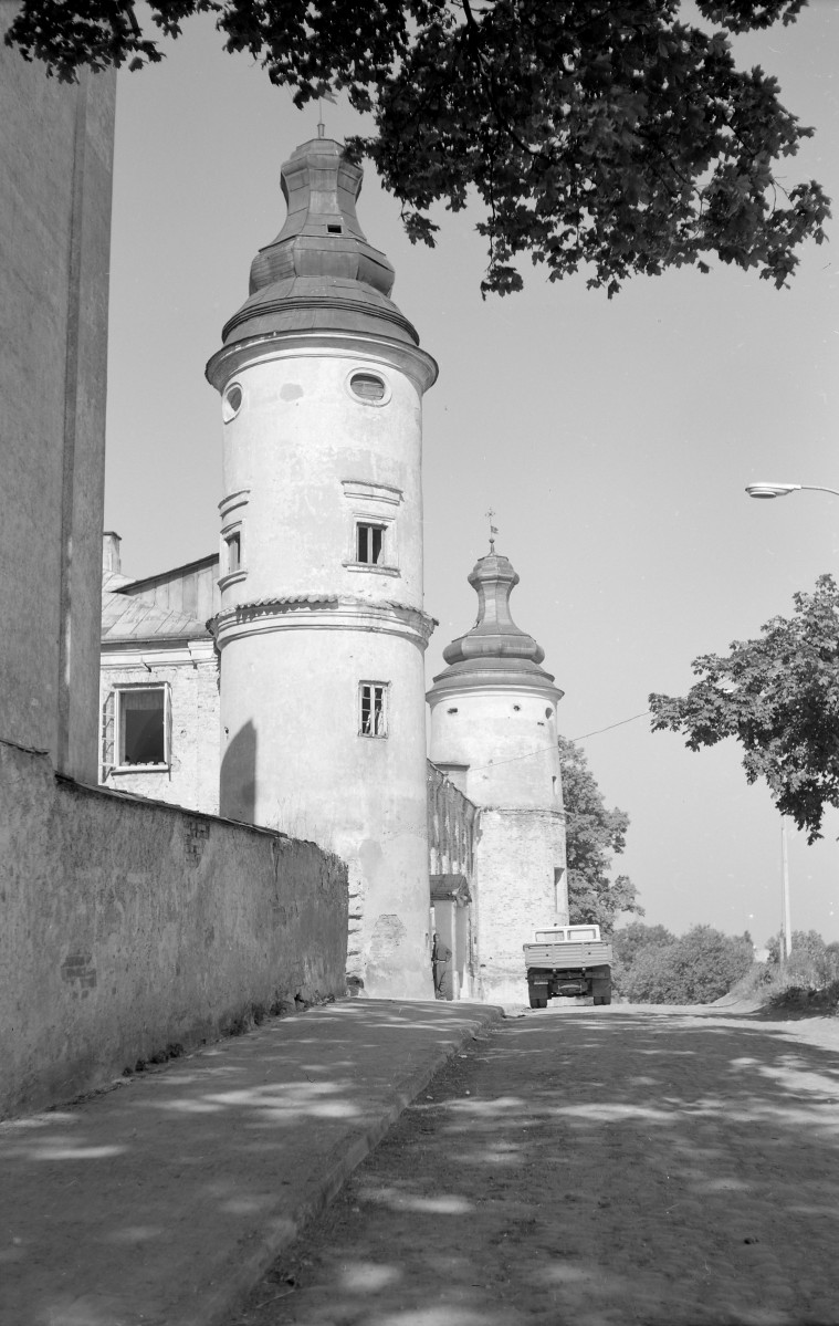 zespół klasztorny dominikanów - elewacja boczna z basztami, skan 1