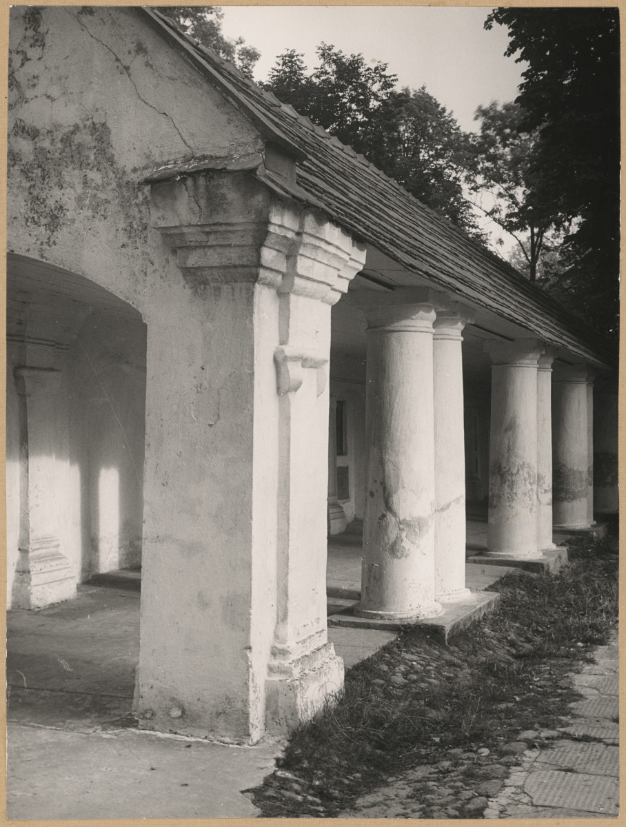 Zespół klasztorny - dziedziniec krużgankowy, fragment krużganków 
 , skan 1